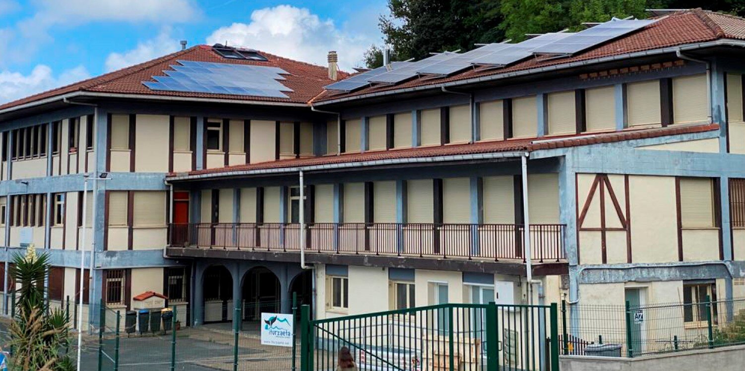 El Ayuntamiento de Getaria ha instalado paneles solares en la escuela pública Iturzeta. En los presupuestos de 2022 se preveían una serie de proyectos de transición energética “en la lucha contra el cambio climático”.