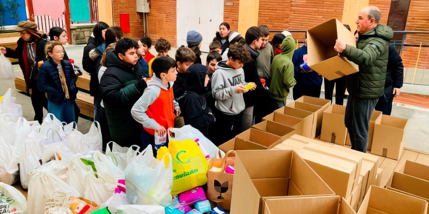 Cada año se lleva a cabo en Zarautz una recogida de alimentos para el Sahara por parte de la asociación Saharautz, recogida en la que acostumbra a participar la escuela de Orokieta.