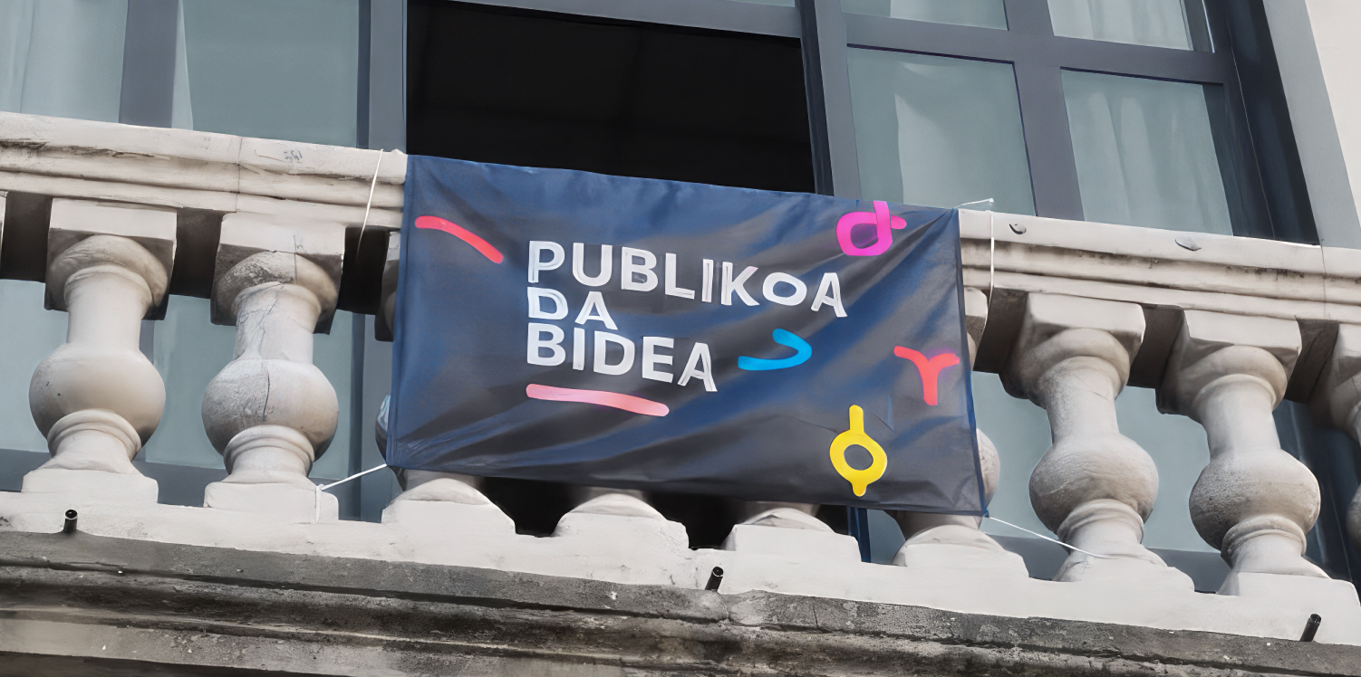 Bizi dugun uneak agerian utzi du inoiz baino garrantzitsuagoa dela arlo publikoa babestea eta aldarrikatzea eta Euskal Eskola Publikoko kide izatearen sentimendua sustatzea. Horregatik, 