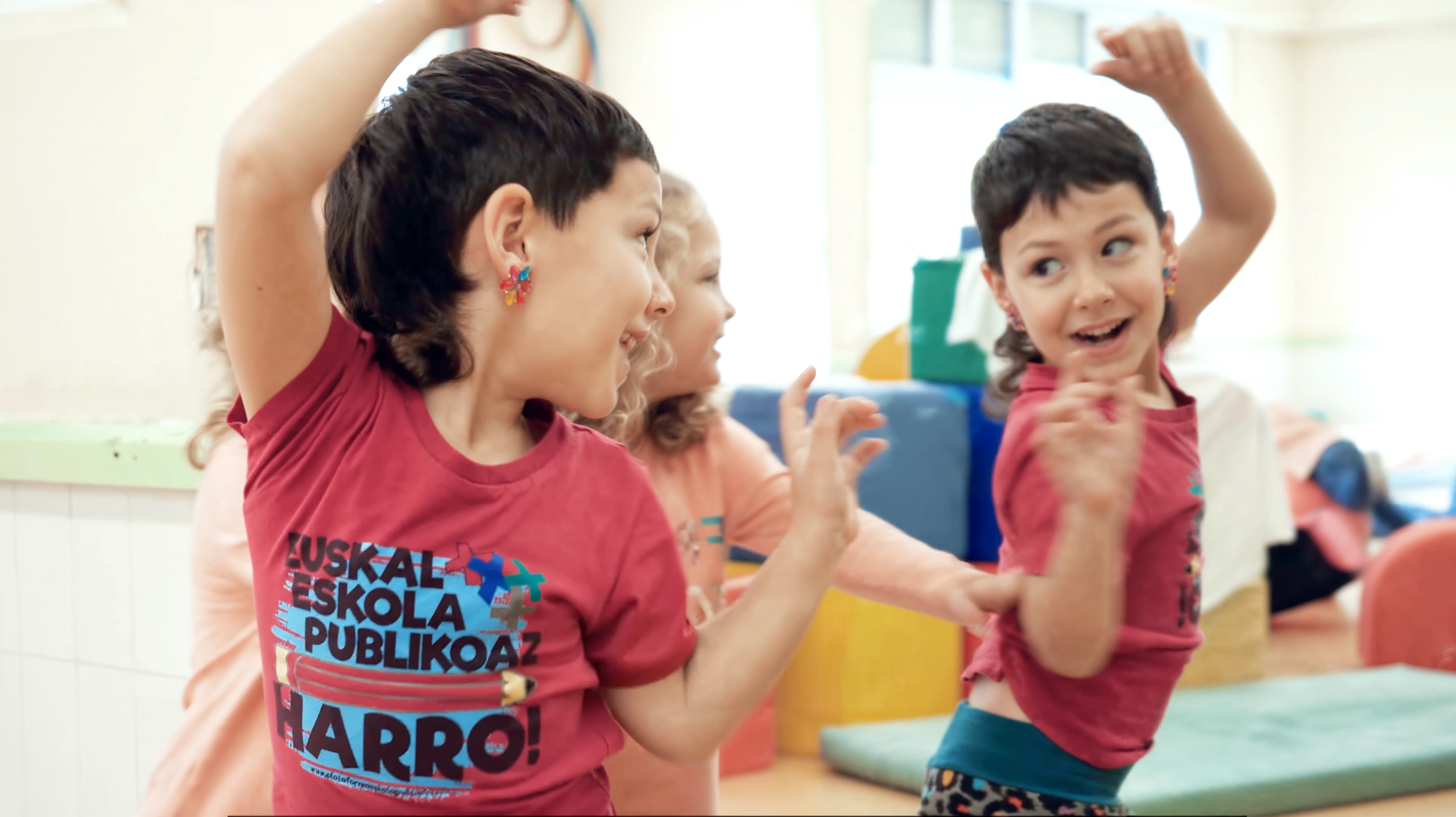 Luis Ezeiza Herri Eskolak bere 55. urteurrena ospatzeko bideoklipa plazaratu du.
55 urte herria egiten hezkuntza publikoaren bidez.