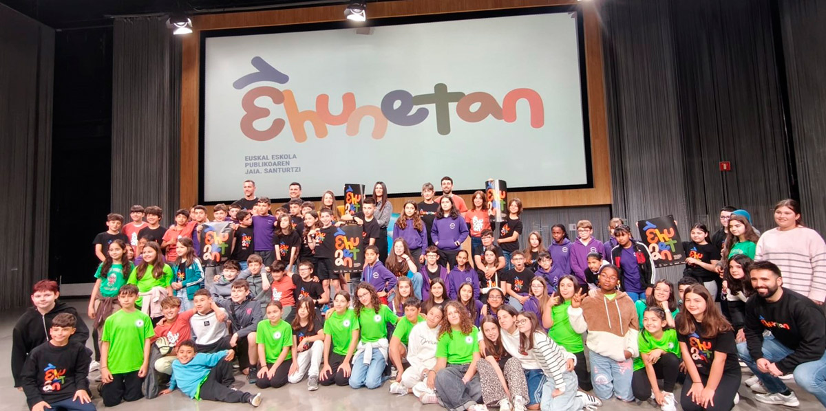 La música de la canción “Izan nahi duguna”, producida por Eidabe, ha sido creada por Mikel Inuntziaga. Tiene ritmo, humor y frescura. Con el lema como referencia, Onintza Enbeita ha sido la encargada de buscar las palabras adecuadas y para la grabación hemos contado con músicos, cantantes y amigos y amigas que han alzado su voz a favor de la Escuela Pública Vasca: Jone Laspiur, Joxe Mari Agirretxe (Porrotx), Itziar Ituño, Roberto Moso y Yogurinha Borova.